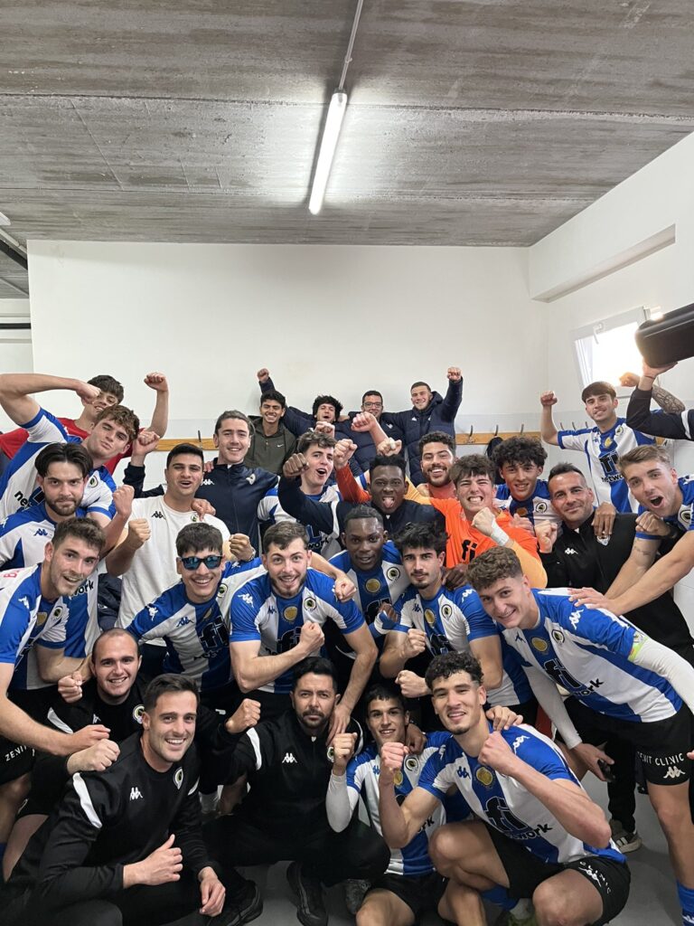 El Hércules B celebrando la victoria en el vestuario