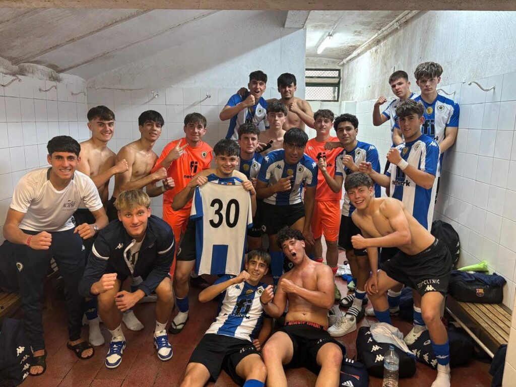 Juvenil C celebrando la victoria
