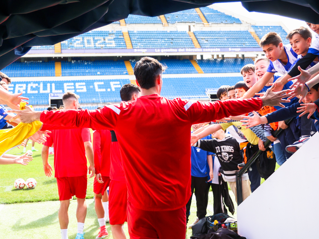 Jugadores del Hércules entrando a entrenar al Rico Pérez