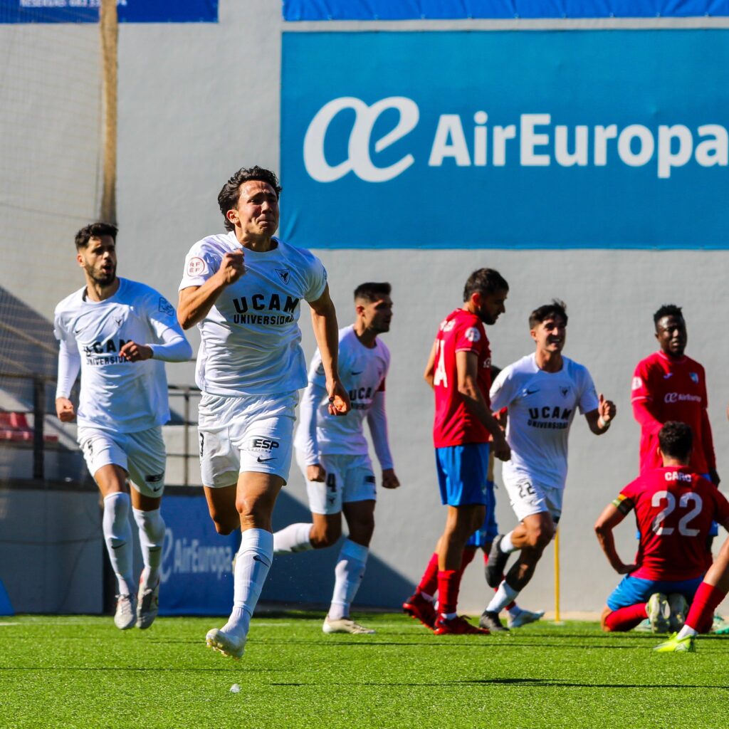 Marcos Sevila celebrando el gol que marcó al Estepona
