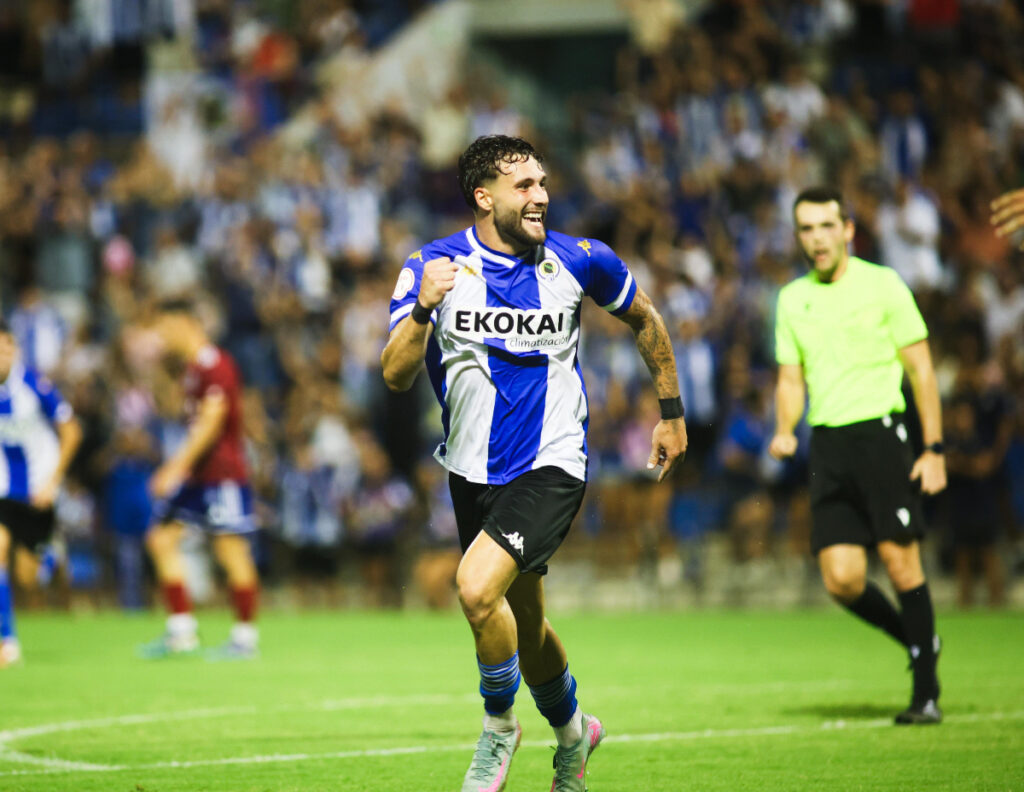 Samu Vázquez celebrando el gol del Hércules