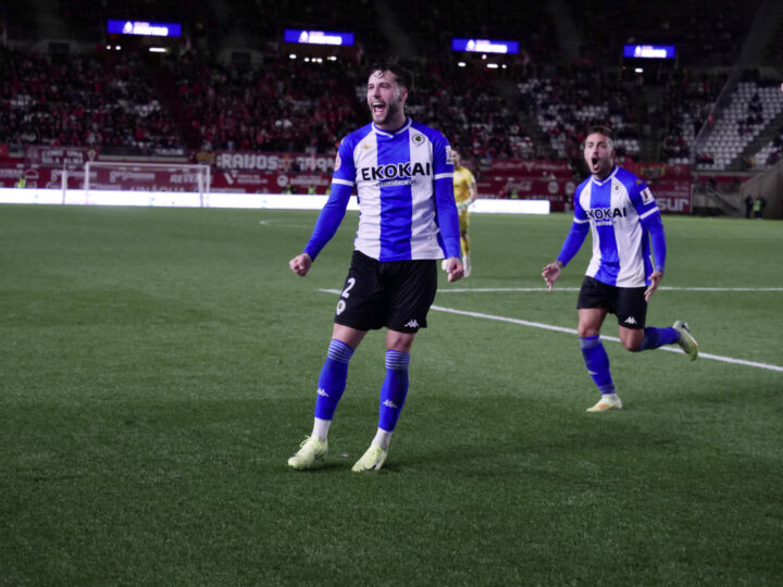 Un golazo de Samu Vázquez rescata un punto de oro en Murcia (1-1)