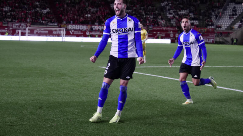 Un golazo de Samu Vázquez rescata un punto de oro en Murcia (1-1)
