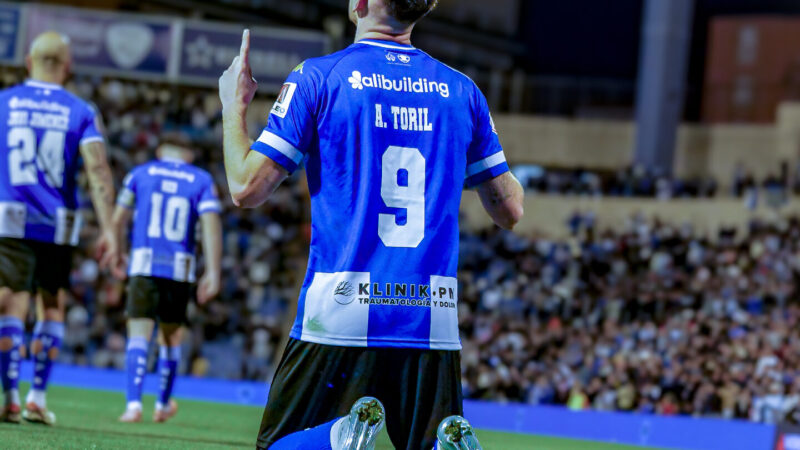 Las paradas de Blazic y el acierto de Toril tumban al Real Murcia (2-0)