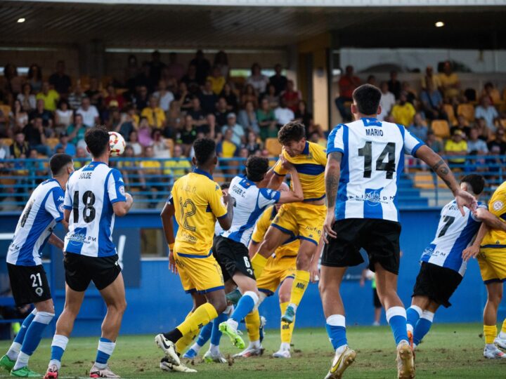 Con pocos defensas, pero con hambre de ganar fuera de casa